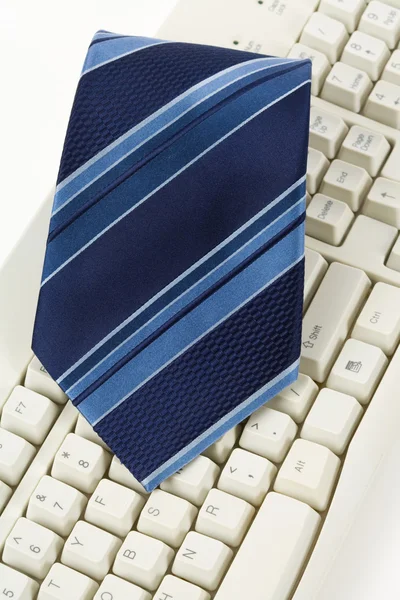 Blauwe stropdas en toetsenbord — Stockfoto