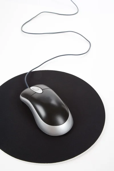 Компьютерная мышь и блокнот — стоковое фото