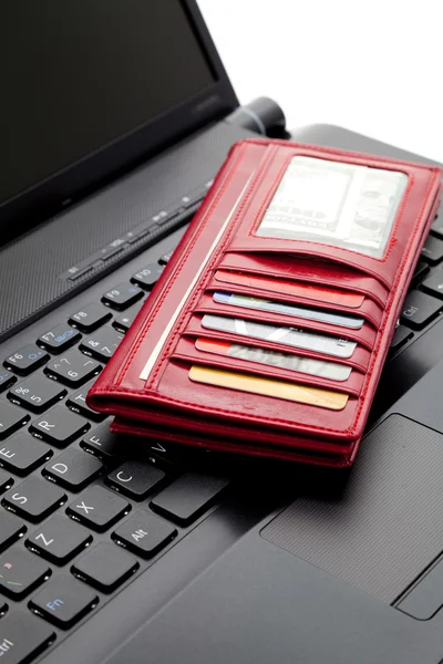 赤い財布とキーボード — ストック写真