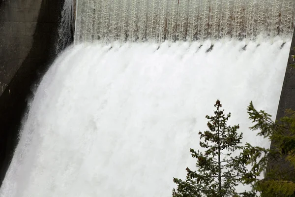 Damm und Wasserfall — Stockfoto