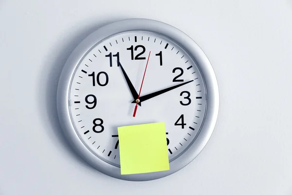 Clock and Adhesive Note — Stock Photo, Image