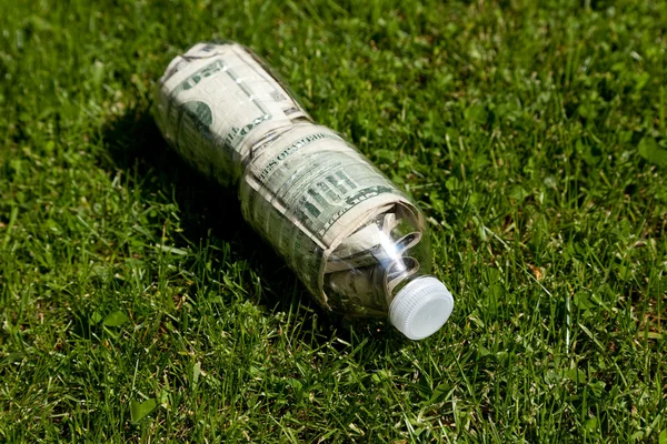 Plastic Bottle and Dollar — Stock Photo, Image