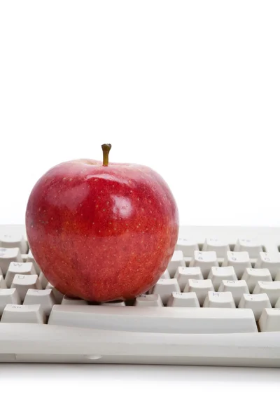 Υπολογιστή πληκτρολόγιο και κόκκινο μήλο — Φωτογραφία Αρχείου