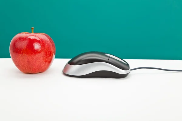 Souris d'ordinateur et pomme rouge — Photo