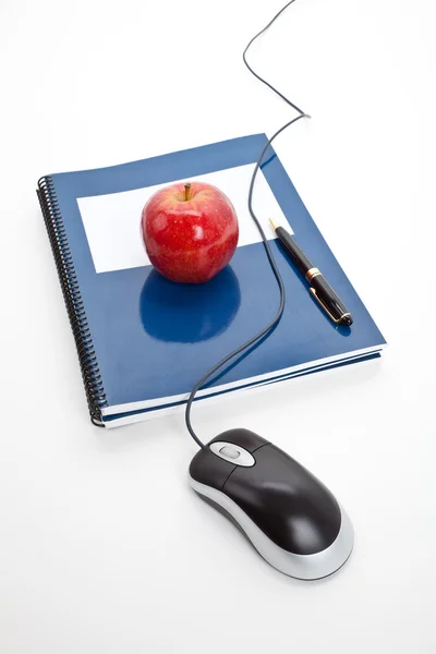 컴퓨터 마우스와 레드 애플 — 스톡 사진