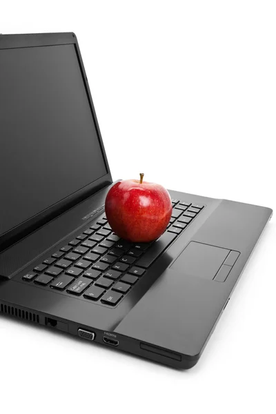 Teclado de computador e maçã vermelha — Fotografia de Stock