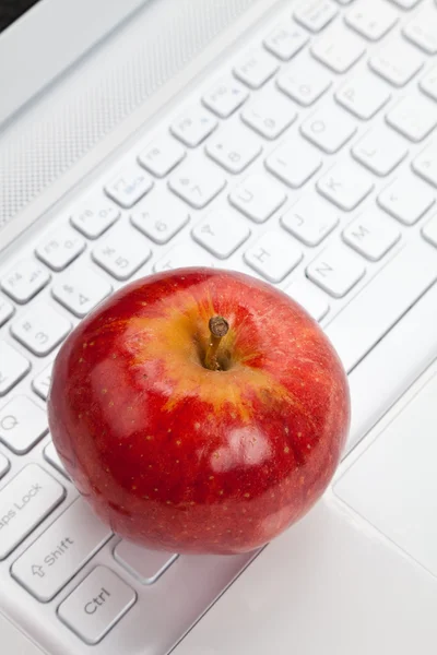 Bilgisayar klavye ve Kırmızı elma — Stok fotoğraf
