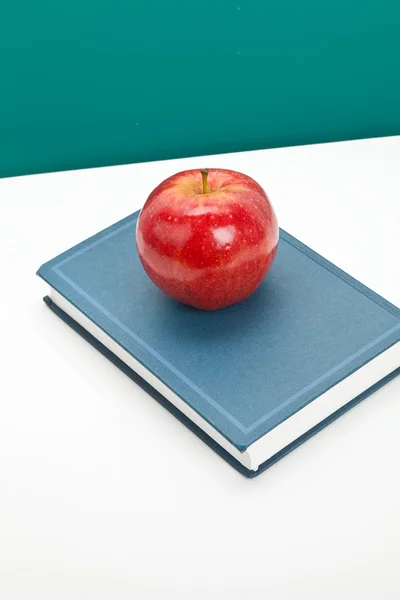 Czerwone jabłko i Podręcznik — Zdjęcie stockowe