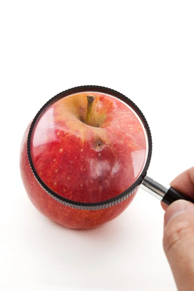Κόκκινο μήλο και Μεγεθυντικός φακός — Φωτογραφία Αρχείου