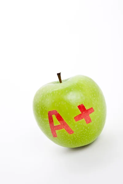 Πράσινο μήλο και ένα σύμβολο του συν — Φωτογραφία Αρχείου