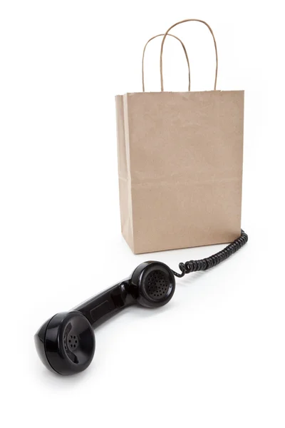 Saco de compras de papel marrom e telefone — Fotografia de Stock