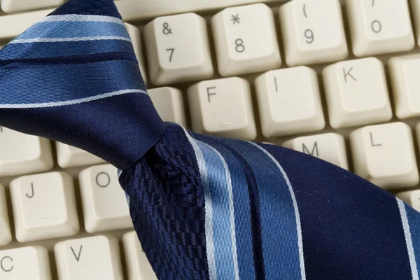 Blauwe stropdas en toetsenbord — Stockfoto