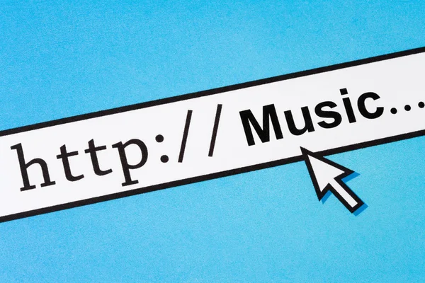 Поиск музыки в Интернете — стоковое фото
