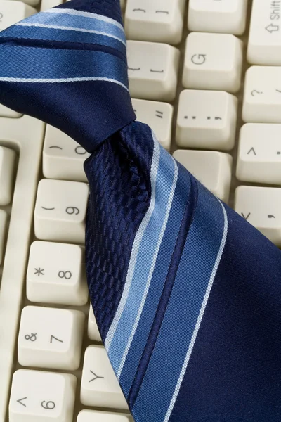 Modrá kravata a klávesnice — Stock fotografie