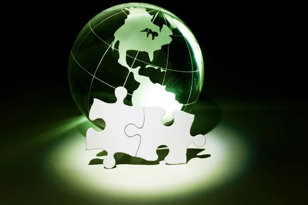 Globus und weißes Puzzle — Stockfoto