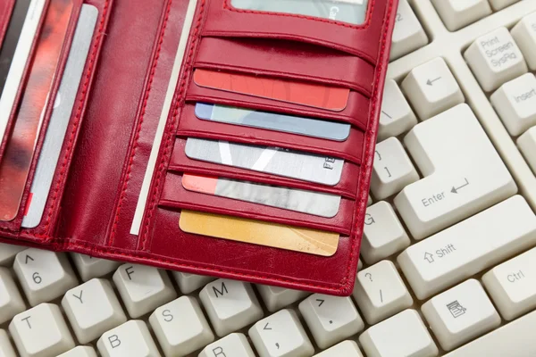 Красный кошелек и клавиатура — стоковое фото