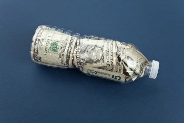 Botella de plástico y dólar — Foto de Stock