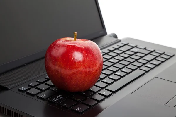 Teclado de ordenador y manzana roja —  Fotos de Stock