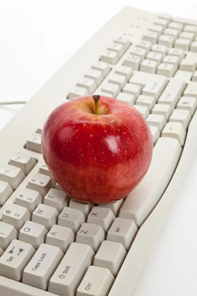 计算机键盘和红苹果 — 图库照片