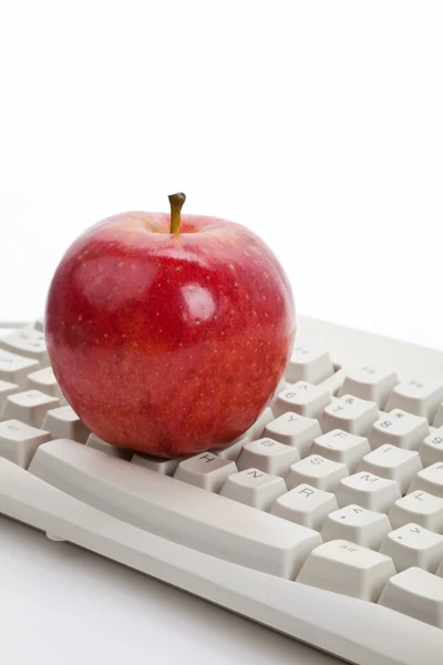 Teclado de ordenador y manzana roja — Foto de Stock