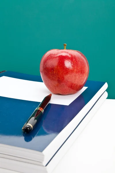 Rode appel en leerboek — Stockfoto