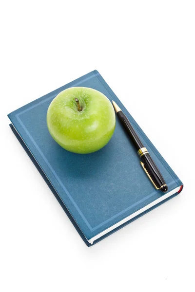 Zelené jablko a učebnice — Stock fotografie