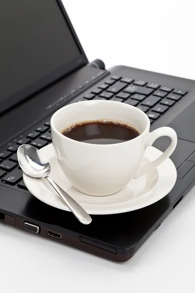 Чашка кофе и компьютер — стоковое фото