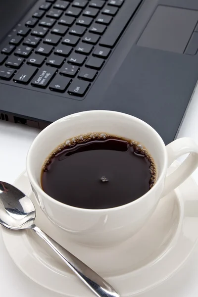 Tasse à café et ordinateur — Photo