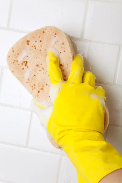 Tisztítás fürdőszoba csempe fal — Stock Fotó