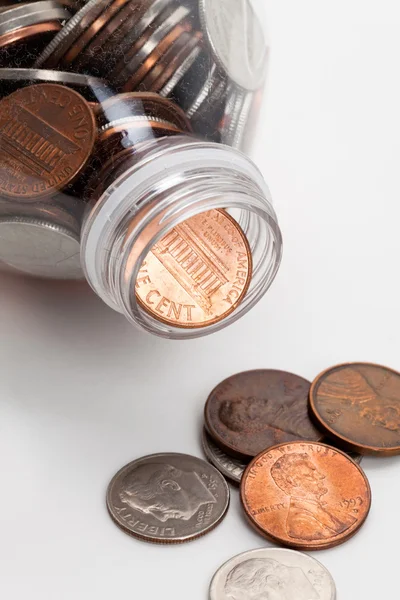 Botella de plástico y monedas — Foto de Stock