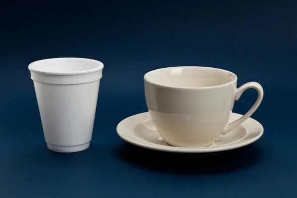 使い捨てカップとコーヒー カップ — ストック写真