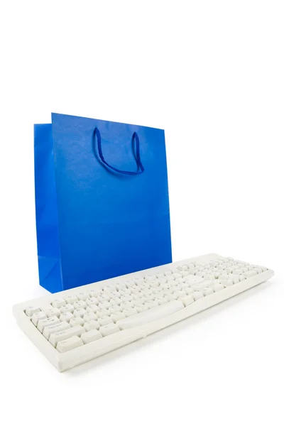 Bolsa de compras azul y teclado del ordenador — Foto de Stock