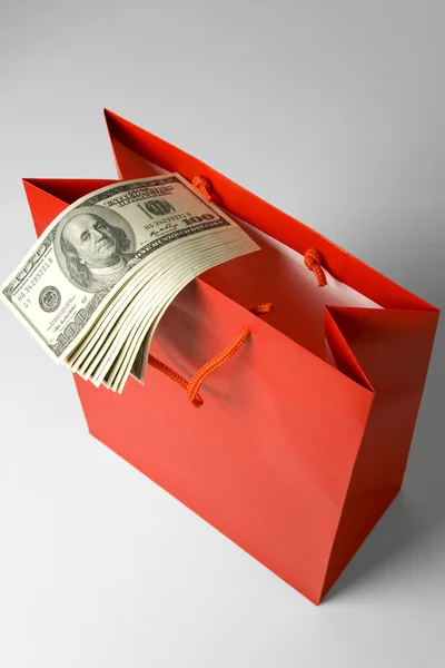 Röd Shoppingväska och dollar — Stockfoto