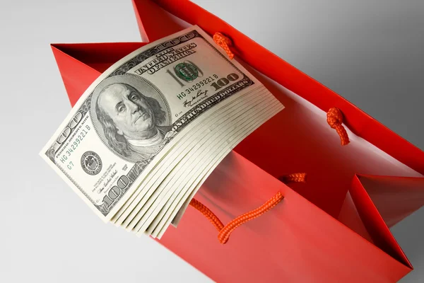 Czerwona torba na zakupy i Dolar — Zdjęcie stockowe