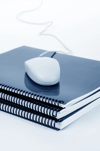 Синий школьный учебник и компьютерная мышь — стоковое фото