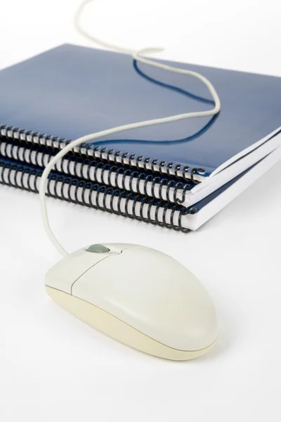 푸른 학교 교과서와 컴퓨터 마우스 — 스톡 사진
