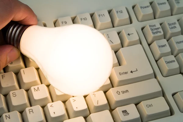 Glödlampa och tangentbord — Stockfoto