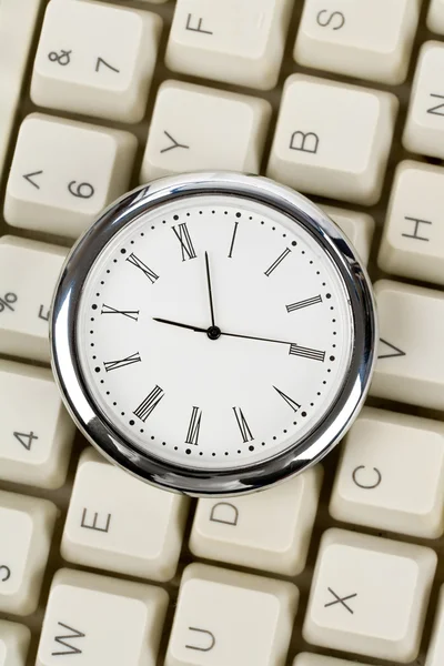 Klocka och dator tangentbord — Stockfoto