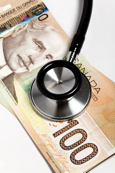 Stetoskop och kanadensiska dollar — Stockfoto