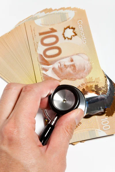 Stetoskop och kanadensiska dollar — Stockfoto