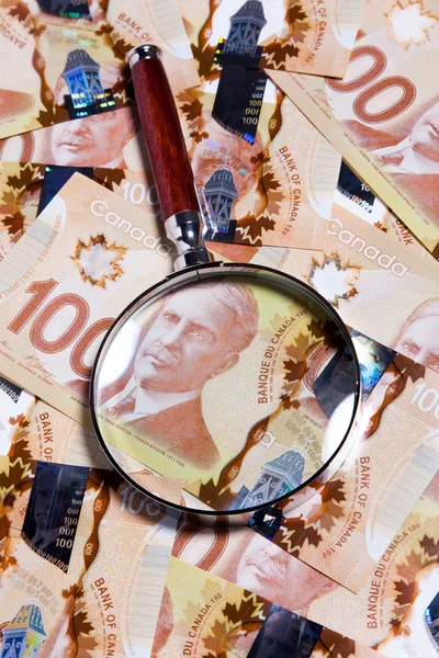 Збільшувальне скло і Канадський долар — стокове фото