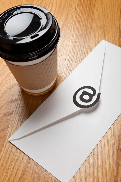 Filiżanka kawy i e-mail — Zdjęcie stockowe