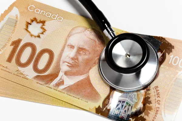 Estetoscópio e dólar canadense — Fotografia de Stock