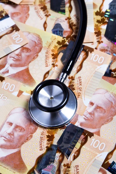 Stetoscopio e dollaro canadese — Foto Stock