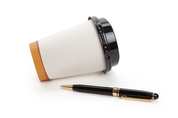 Copo de café descartável e caneta — Fotografia de Stock