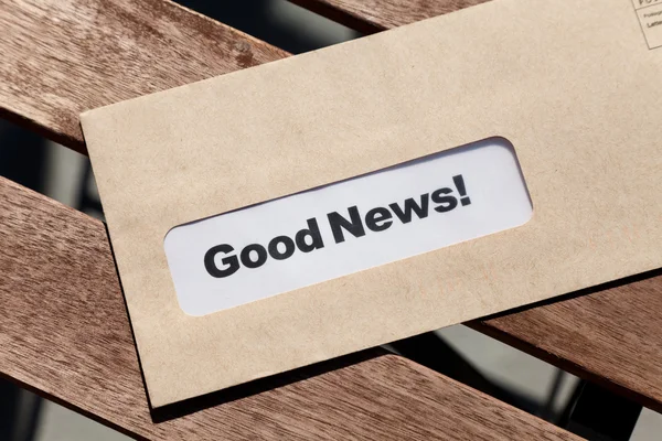 Gute Nachrichten und Umschlag — Stockfoto