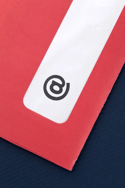 Sembol ve kırmızı zarf — Stok fotoğraf