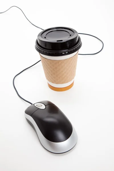 コーヒーのカップとコンピューターのマウス — ストック写真