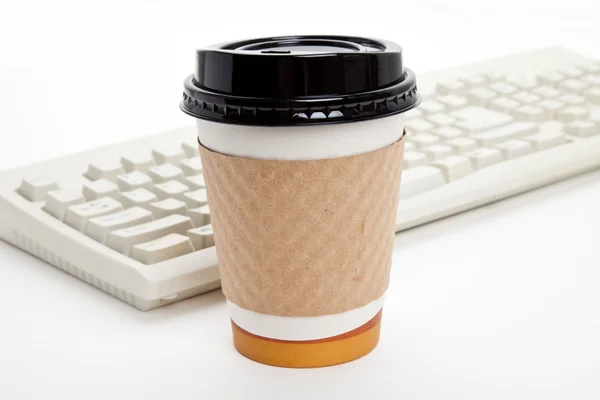 Kaffeetasse und Computertastatur — Stockfoto