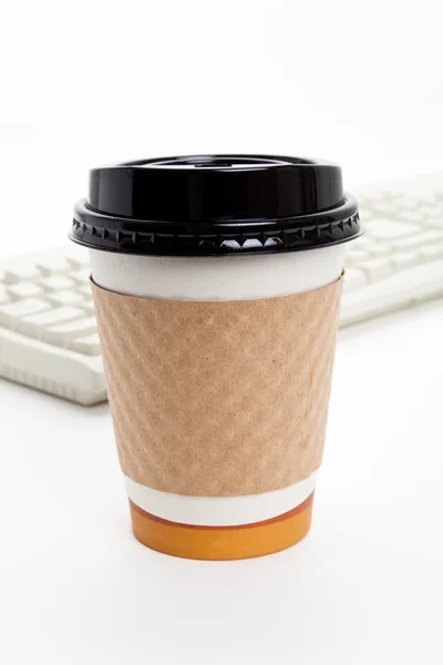 커피 컵과 컴퓨터 키보드 — 스톡 사진